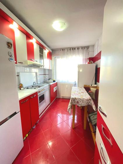 Apartament 3 camere decomandat-Piata Nicolina-etaj intermediar