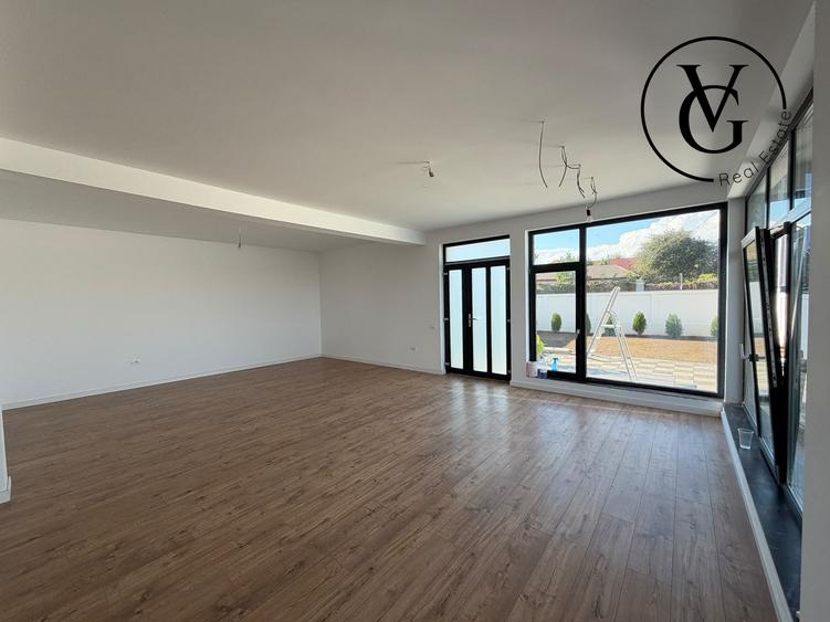 Vila modernă - finisată -terasă circulabila vedere lac și mare