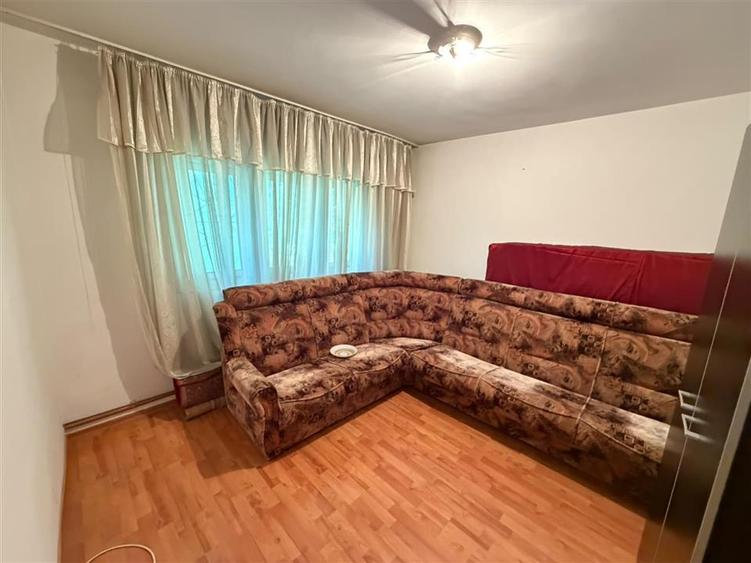 Apartament 3 camere, parter, zona Biserica Catolica