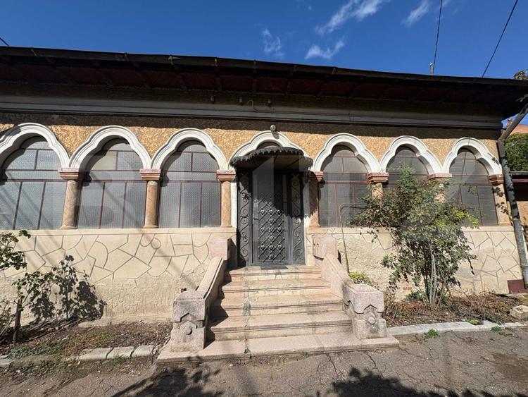 Casă de vânzare pentru renovare sau demolare – zonă premium Caraiman – Republici