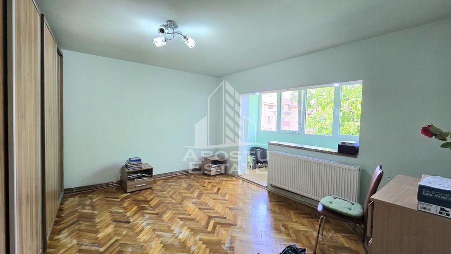 Apartament de vanzare, 3 camere, 2 bai, centrala proprie, Aradului