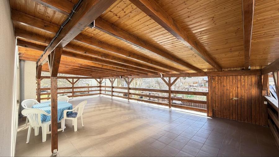 Apartament modern 3 camere cu balcoan terasa și curte comuna in Strand