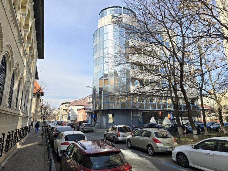 Spatiu birouri 260 mp utili in cladire de birouri langa Primaria Banu Manta