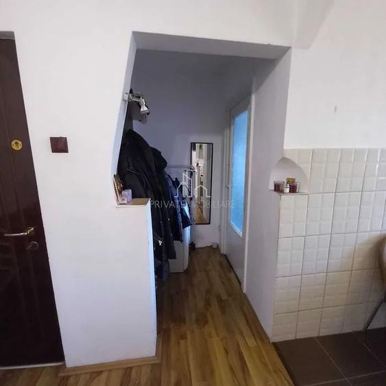 Apartament 2 camere, hol patrat, etaj intermediar, Dambu