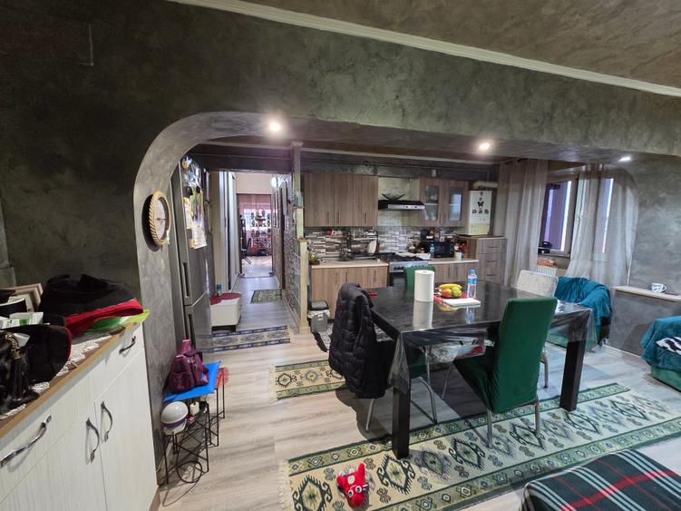 Apartament 4 camere, confort 1, decomandat, etaj 4, mobilat - Adjud