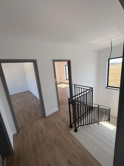 OFERTA - 2 Case Noi Finalizate in Tunari - 5 camere, 2 niveluri, Curte - 11
