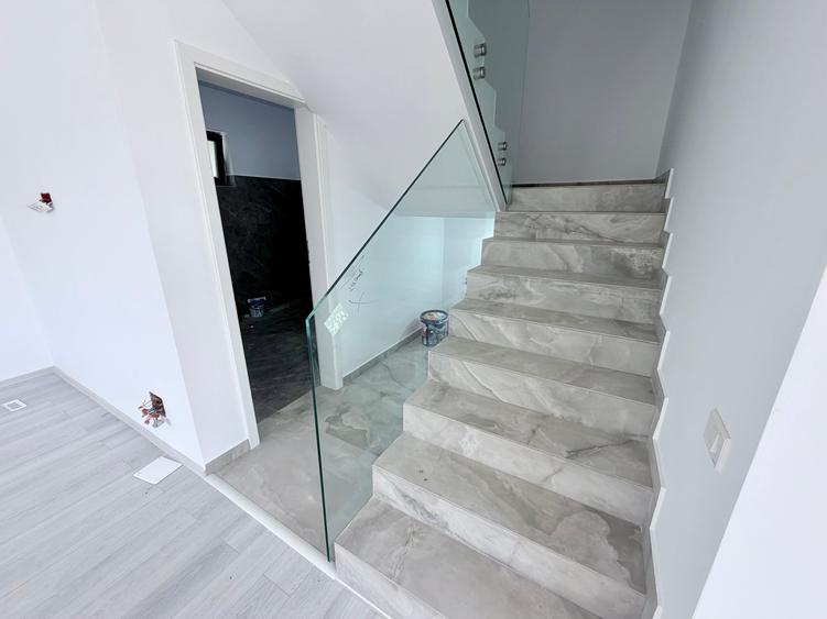 Casa la cheie P+1+M. 7 camere. Pozitie stradala