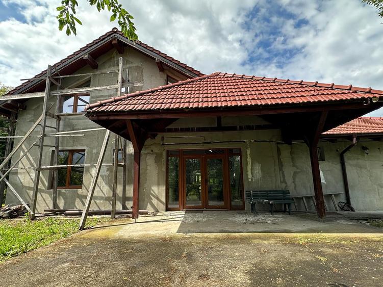 Casa Pensiune in Viile Satu Mare teren 1,63 ha, 11 camere, 10 bai