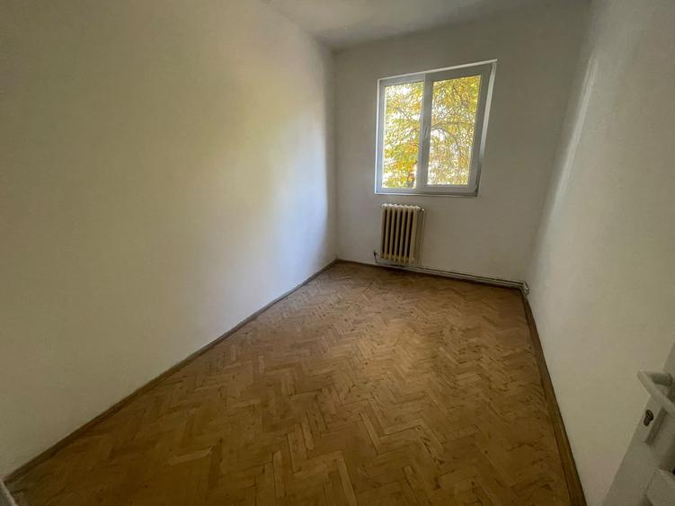 Apartament cu 3 camere,etajul 2/4, zona Alexandru cel Bun