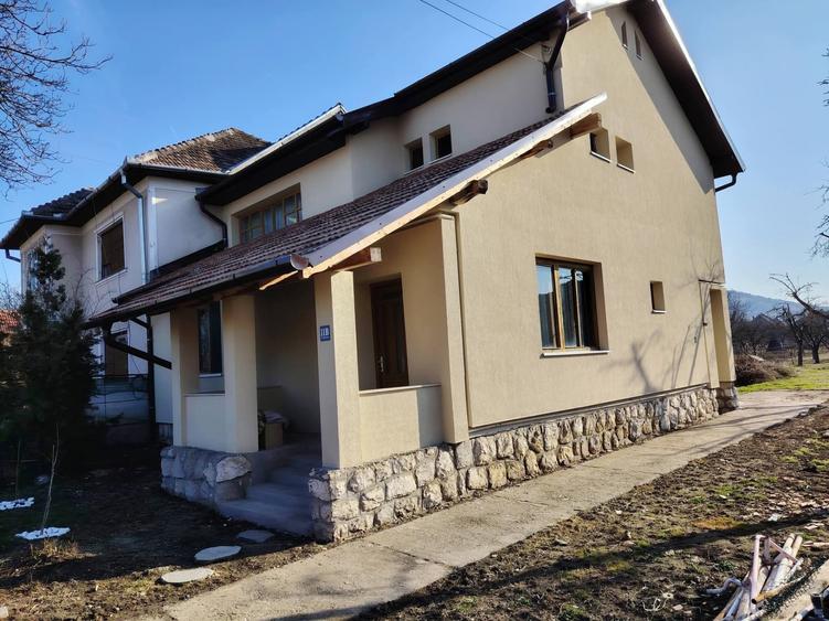 Casa individuala, Teren 1500 mp, 5 camere, 3 dormitoare, pivnita.