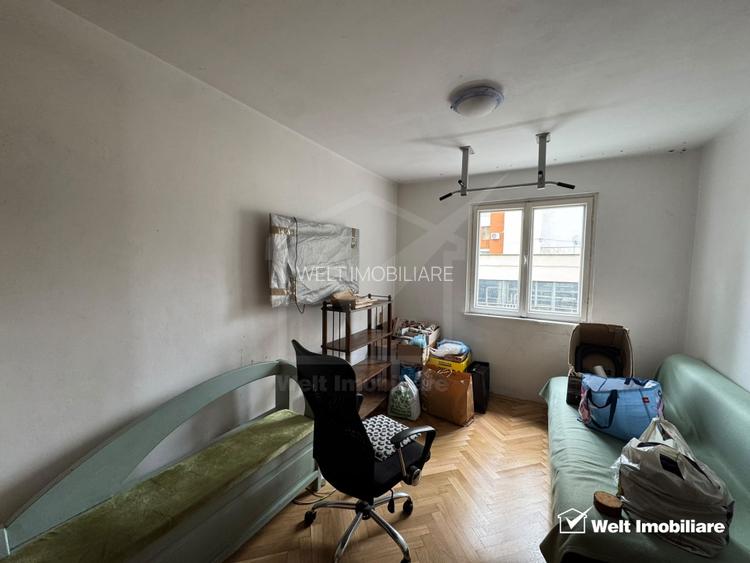 Apartament cu 4 camere, decomandat, etaj 1/4, boxa, balcon