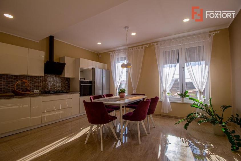 Casa 3 camere cu spatiu comercial in Carani - ID V4331