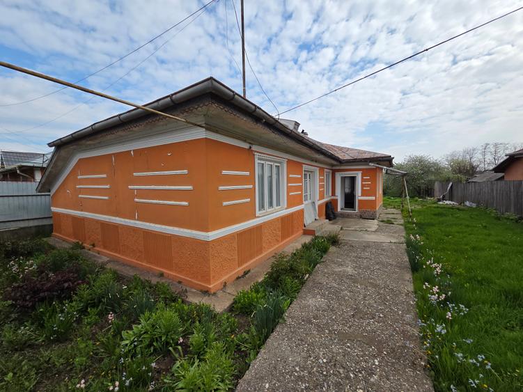 De vanzare casa din caramida in Sascut Targ cu deschidere la E85