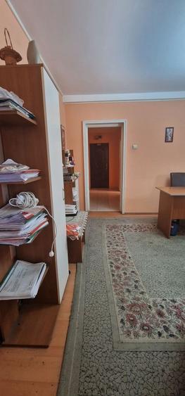 Trei camere etajul 1 , apartament Central.