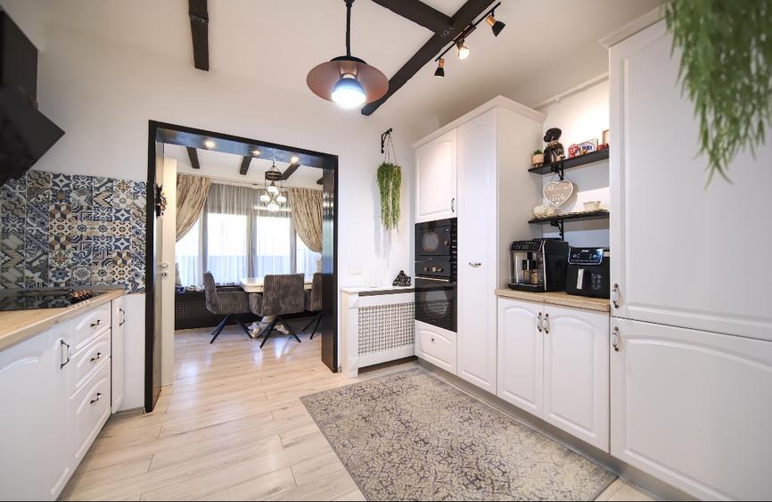 Proprietar vând apartament deosebit cu 170m2 curte privata, terasa,3 cam ,2 bai