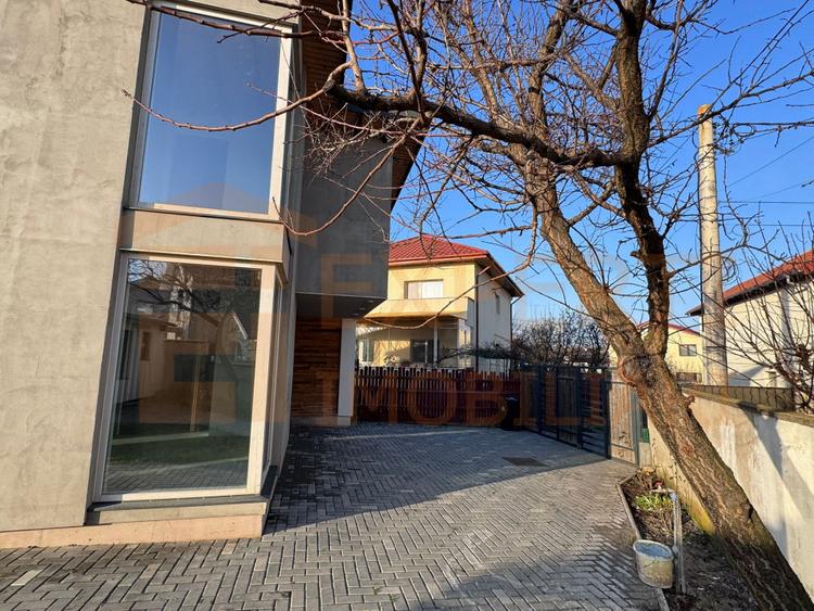 Casă modernă aproape de lac, 4 dormitoare, teren generos, în Techirghiol