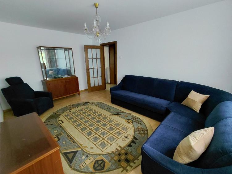 Apartament 3 camere, complet renovat, prima inchiriere. Loc parcare asigurat.