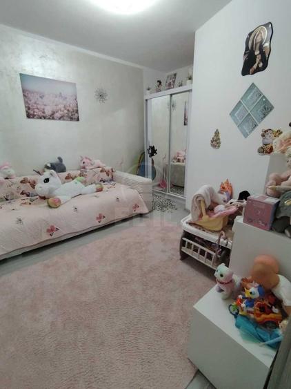 Apartament 3 camere semidecomandat zona Florilor