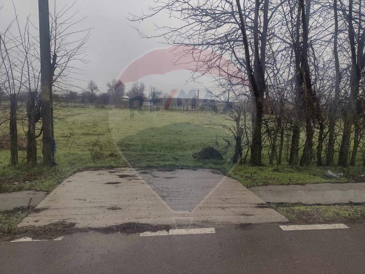 Teren intravilan 2.205 mp – dublă deschidere, utilități, parcelabil