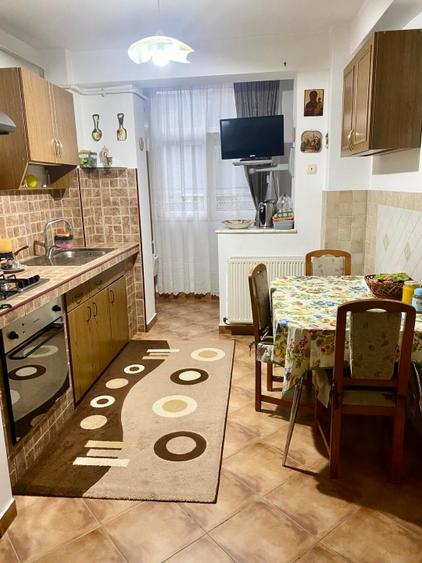 Apartament 3 camere, 2 bǎi, ultracentral, decomandat, 85 mp+boxǎ 12mp