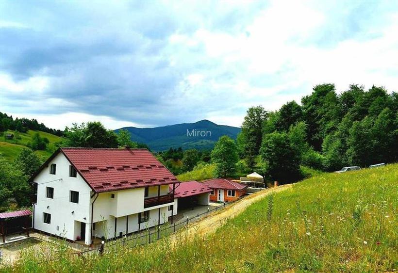 Cabană P+E+M mobilată, foișor, teren 15.000 mp – Vama, Bucovina