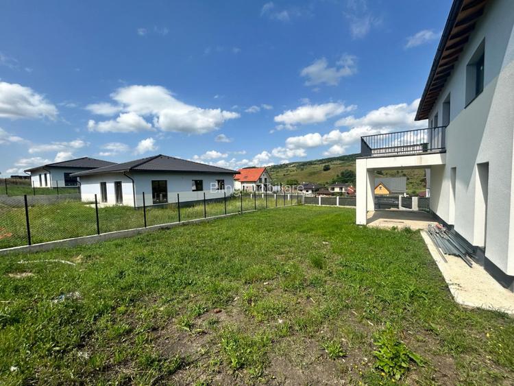 Duplex construit la standarde înalte de calitate la intrare in Corusu - 6