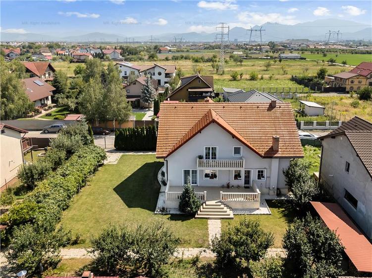 Vila / Casa superba cu 5 camere zona | 1032 mp teren |  Sanpetru Brasov