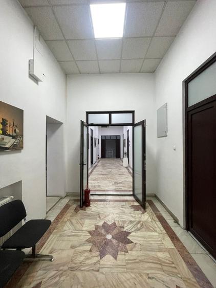 Spațiu comercial parter 251,9 mp — birouri dotate AC, chicinetă, toaletă
