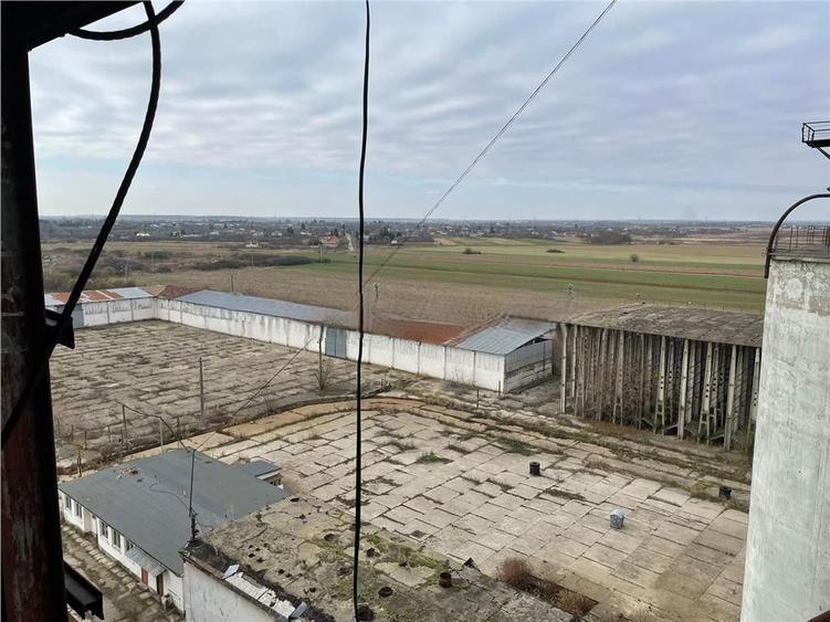 Spatii industriale , teren ,silozuri si Fabrica de nutret pentru animale Peris
