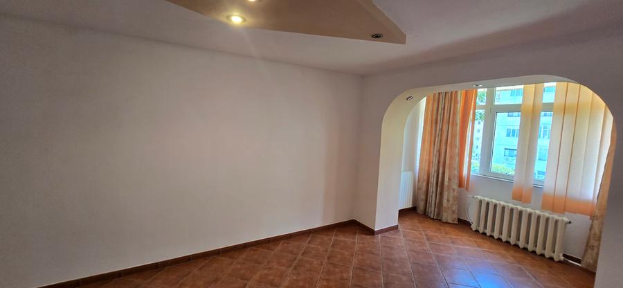 2 camere de vanzare , etaj superior, central Focsani
