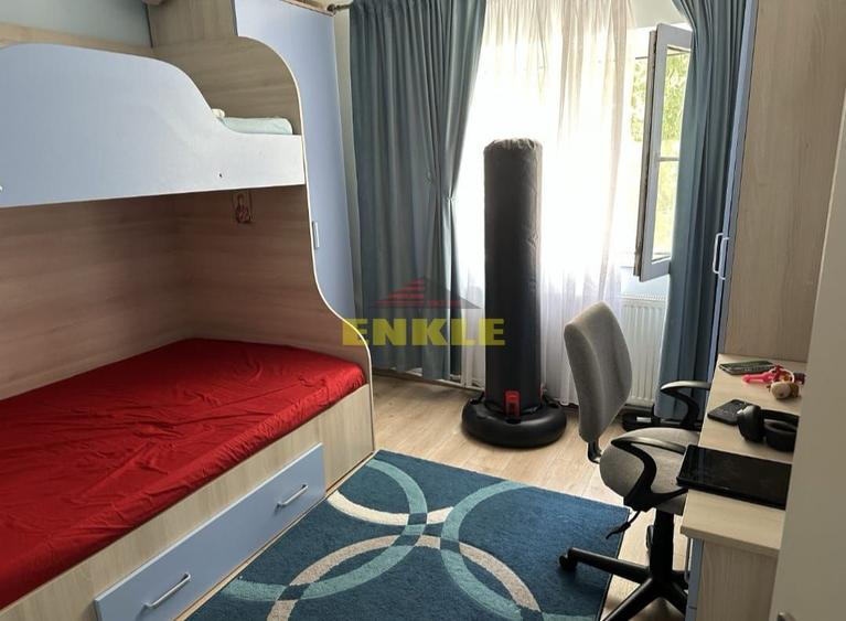 De vanzare apartament cu 3 camere, zona Mall.