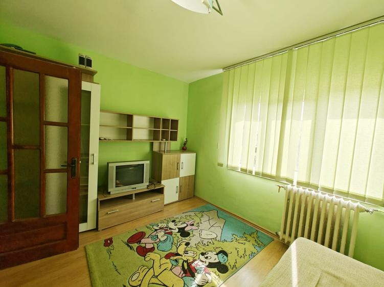 2 cam etaj intermediar mobilat si utilat Aradului