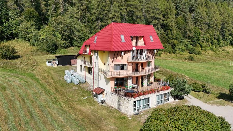 Pensiune în funcțiune | 10 camere | Teren 4.000 mp | Brădet – Săcele