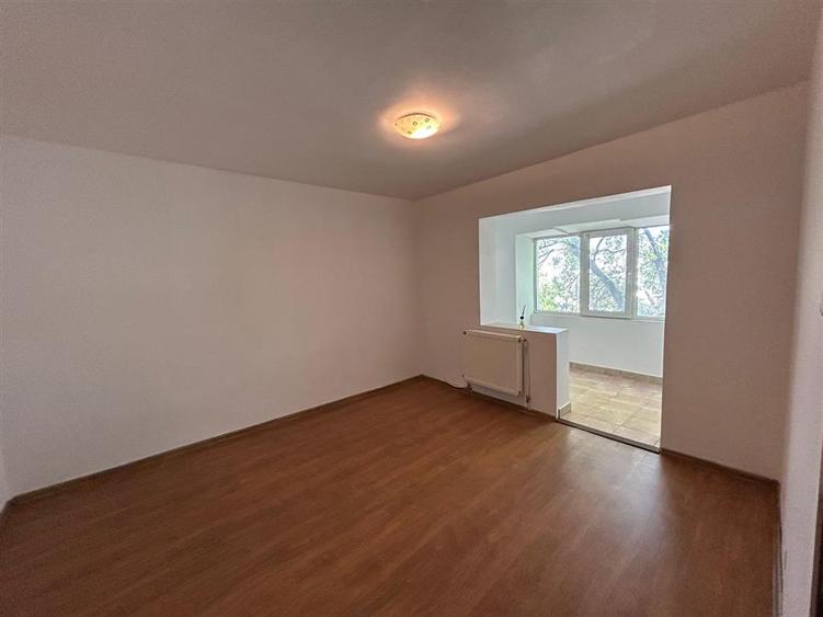 Apartament cu 3 camere de vanzare, zona Piata Moldovei