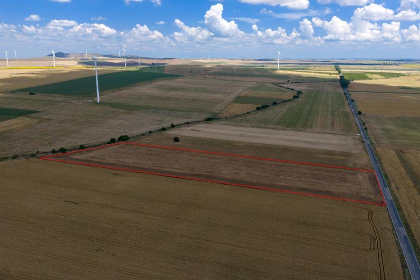 Vând teren agricol la șosea de 30.000mp în Iazurile comuna Valea Nucarilor