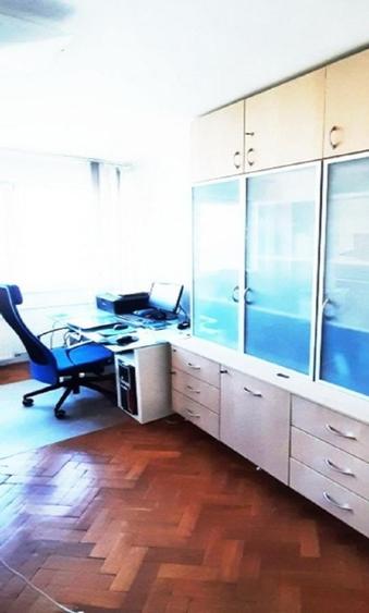 Vând apartament 3 camere, centrala pe gaz proprie.