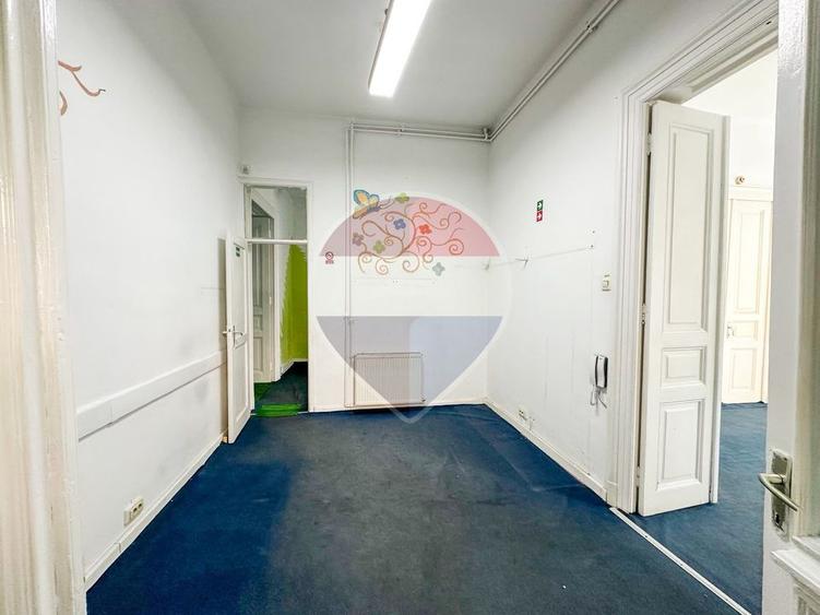 Spatiu comercial | doua cladiri, curte proprie | 300 mp |