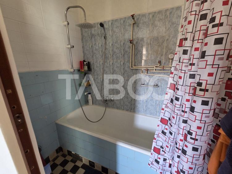 Casa 2 camere curte comuna de vanzare zona Centrala 47 mp utili