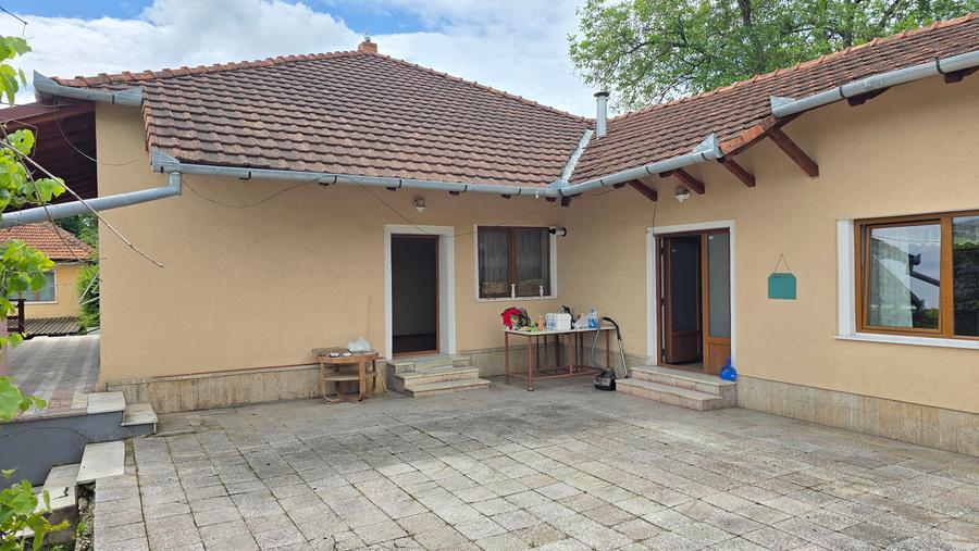 Vand casa in Deva, S+ P, zona centrala ( foarte buna) aproape de centru