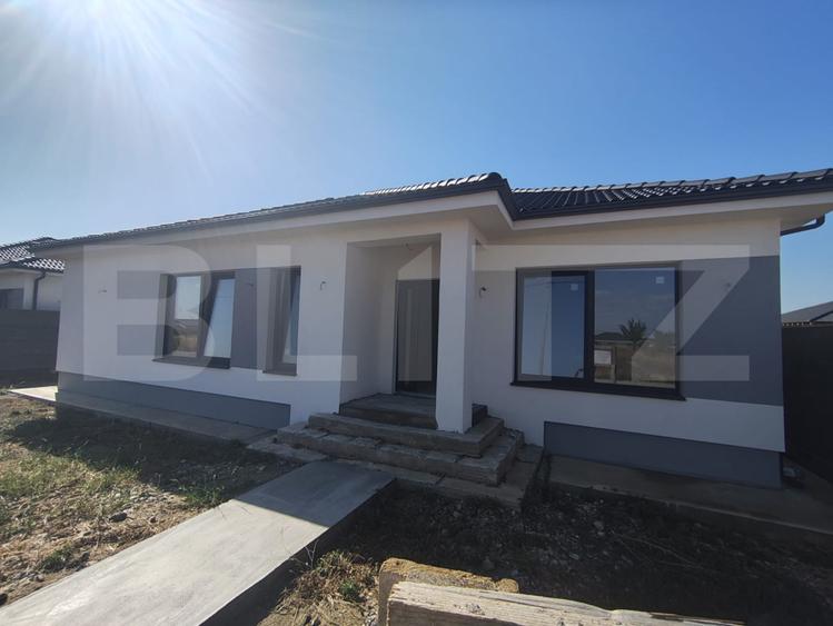 Casa noua in Santandrei , racordata la toate utilitatile si gard imprejmuitor