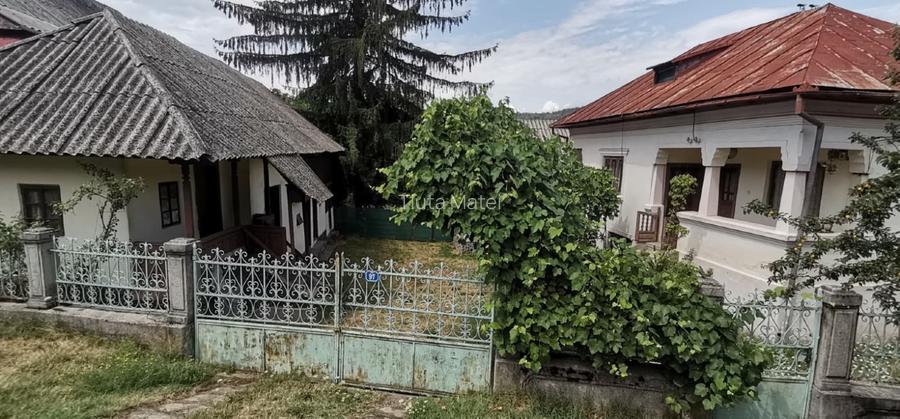 Vand casa la curte cu 2 cladiri anexe si teren