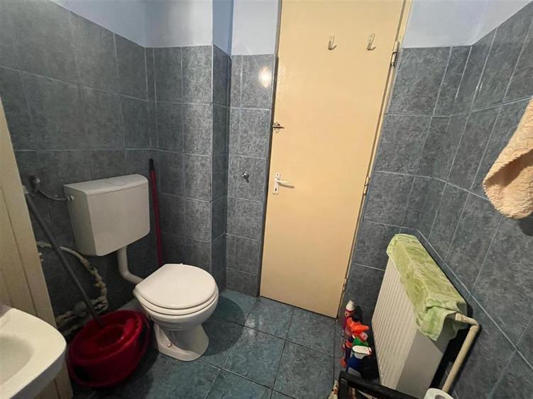 Apartament 2 camere decomandat balcon pivnita zona Vasile Aaron