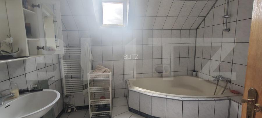 Casă spațioasă P+1+M cu anexă și 2 garaje, - zona Valea Budacului –