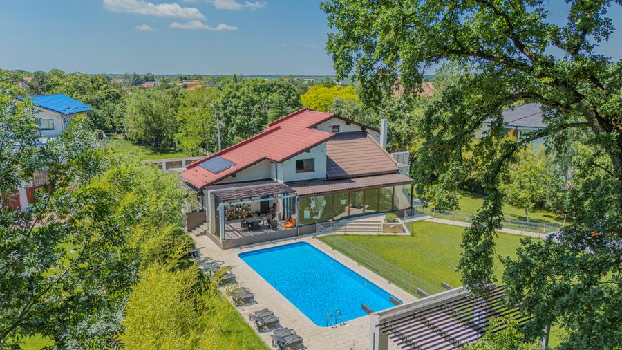 Vilă smart cu piscină, invecinata cu  padurea