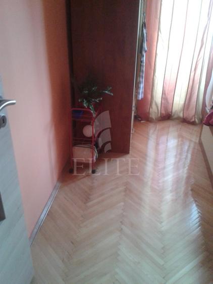Apartament 3 camere în zona STRAZII BUCURESTI