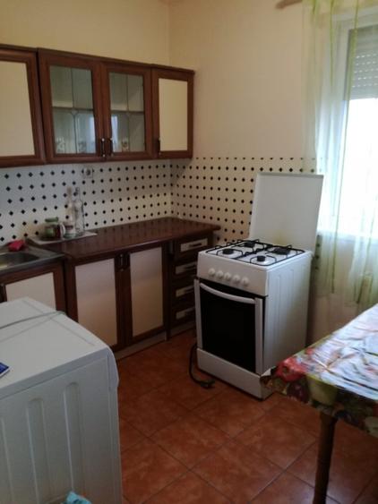 Inchiriez apartament doua camere mobilat etaj V Oradea