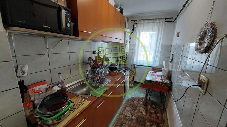 Apartament trei camere semidecomandat, etajul 5, Craiovita zona Niella