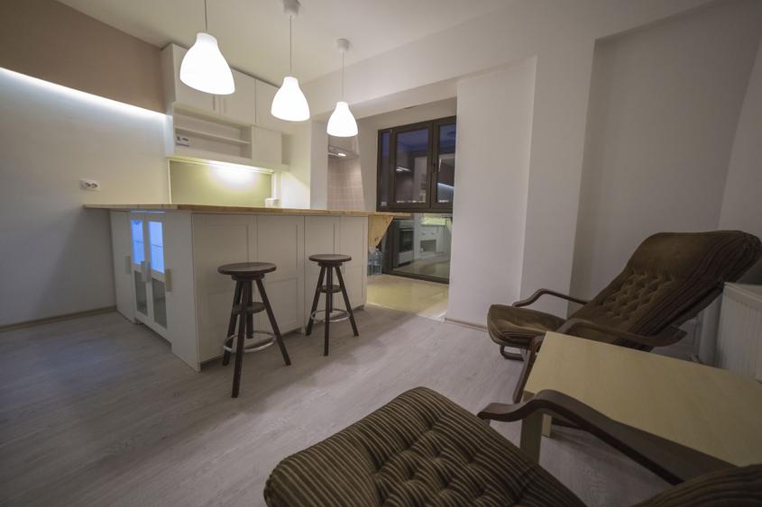 Inchiriez duplex 63mp mansardat et.5 si 6 cu lift
