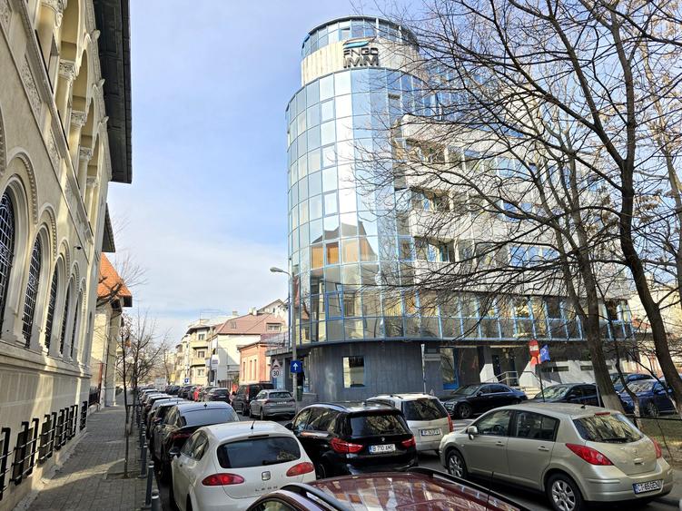 Spatiu birouri 260 mp utili in cladire de birouri langa Primaria Banu Manta