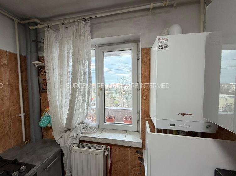 Apartament cu 2 camere  de vânzare, decomandat, zona Km 4-5 - 8